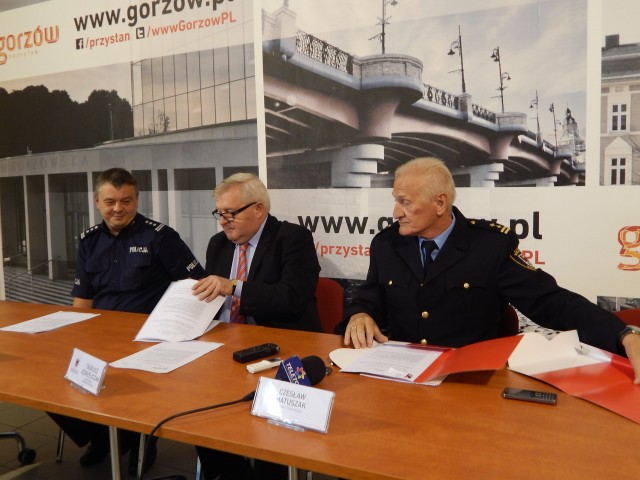 Jerzy Głąbowski, Tadeusz Jędrzejczak i Czesław Matuszak podczas podpisywania porozumienia.