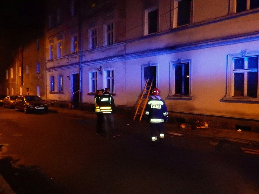 Pożar bloku socjalnego w Prudniku. Nie żyją dwie osoby.
