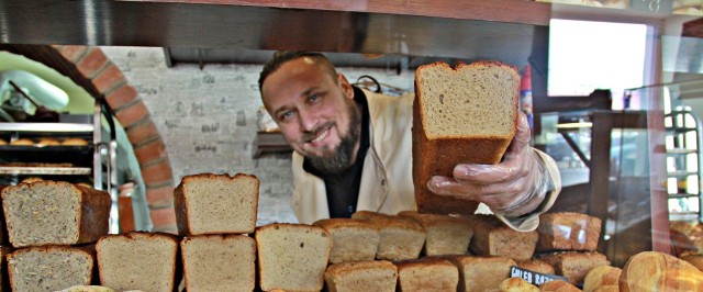 68 proc. Polaków zadeklarowało, że w pandemii poprawili swoje umiejętności kulinarne.  Ich symbolem stały się krążące po mediach społecznościowych zdjęcia ilustrujące sukcesy w domowym pieczeniu chleba.
