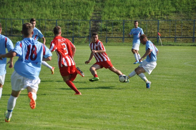 Trzy gole dla Pilicy strzelił Zbigniew Obłuski (w czerwonym stroju, drugi od prawej).