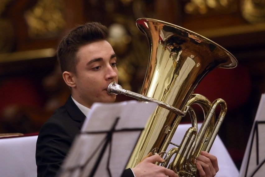 Zdolny dyrygent z Zawad zachwyca wszechstronnością