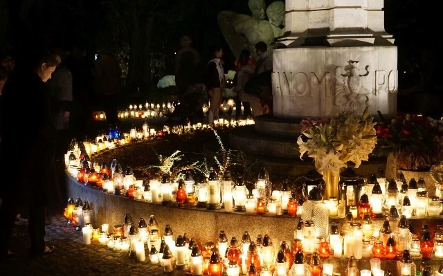 Nasz fotoreporter odwiedził wieczorem Cmentarz Jeżycki w Poznaniu. Zobaczcie, jak wygląda to miejsce rozświetlone blaskiem zniczy. Widok jest magiczny!Przejdź do kolejnego zdjęcia --->