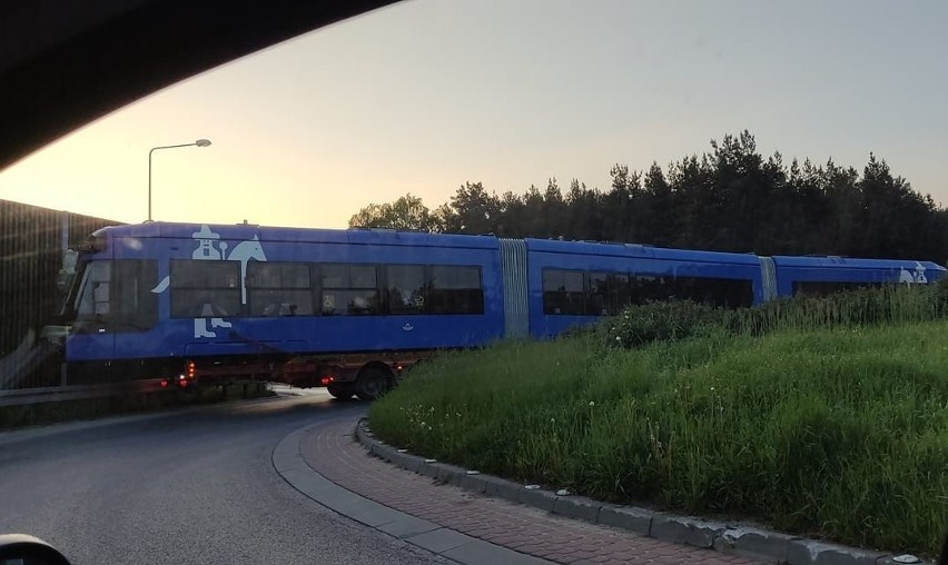 Kolejny tramwaj na rondzie Małysza w Cedzynie! To nie żart! Mamy zdjęcia
