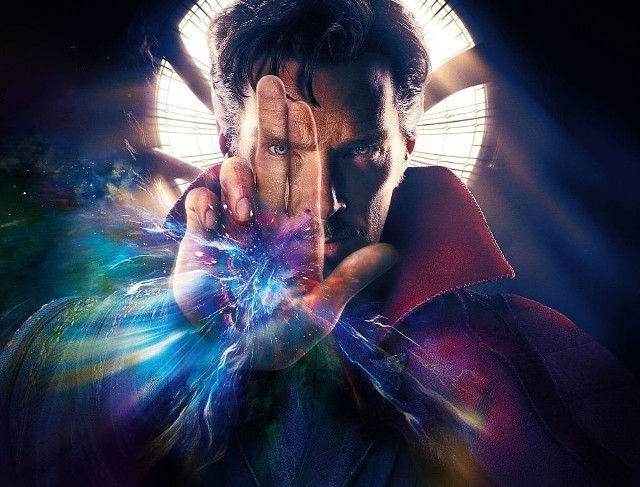 Stephen Strange jest uzdolnionym i ambitnym neurochirurgiem. Jego życie wywraca się do góry nogami, gdy w wypadku samochodowym doznaje on groźnej kontuzji ręki. Nerwy zostały poważnie uszkodzone, co uniemożliwia mu dalszą pracę w zawodzie. Zdesperowany Strange szuka pomocy u niejakiego Jonathana. Trafia w okolice Katmandu, gdzie poznaje mistrza Przedwiecznego i odkrywa w sobie niezwykłe moce.  "Doktor Strange" - TV Puls, godz. 20:00Program TV został dostarczony i opracowany przez media-press.tv