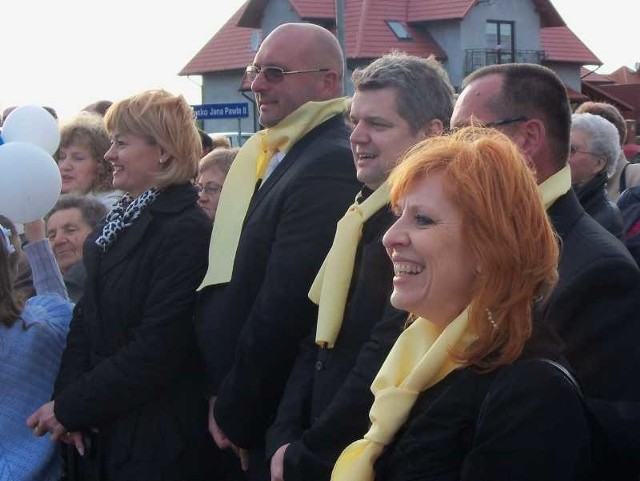 Uroczystości związane z beatyfikacją Papieża Polaka zorganizowano także na placu papieskim, gdzie stoi pamiątkowy obelisk i tablica w tarnobrzeskim osiedlu Wielowieś, gdzie w 1999 roku wylądował Ojciec Święty w trakcie pielgrzymki do Sandomierza. Na pierwszym tle Anna Czaplińska, Naczelnik Wydziału Edukacji