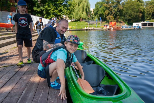 Na kajaki jak najbardziej warto wybrać się ze swoimi pociechami. Do tego właśnie w sobotę (18 lipca) zachęcało Muzeum Kanału Bydgoskiego, organizując kolejną wycieczkę z cyklu Spływ z historią. Tym razem trasa była bez większych trudności technicznych, tak żeby dzieci i młodzież mogły bezpiecznie podziwiać Bydgoszcz, poznając przy okazji wiele ciekawostek o swoim mieście. Wyruszono z Wyspy Młyńskiej, by dotrzeć do barki Lemara, pokład której najmłodsi uczestnicy spływu mogli nie tylko zwiedzić, ale też świetniej się bawić. Kolejna wycieczka z cyklu Spływ z historią w przyszłą niedzielę (26 lipca) - będzie okazja, by zwiedzić Muzeum Kanału Bydgoskiego, płynąc przez starą i nową część Kanału Bydgoskiego i dalej przez Wyspę Młyńską do Zimnych Wód. Pełen harmonogram spływów TUTAJ