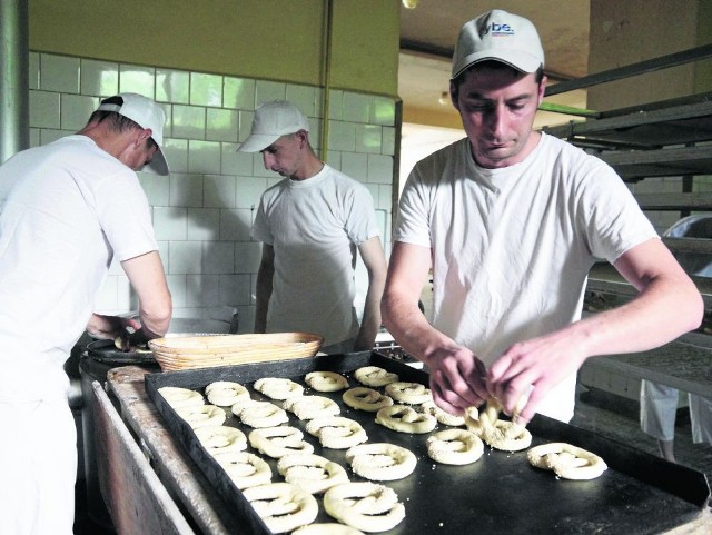 Pieczywo w Tarnowie wypiekane jest przede wszystkim w rodzinnych firmach, takich jak piekarnia "Błajan" (na zdj.), w których tradycje  przekazywane są od pokoleń. Tu wyrabia się ciasto ręcznie