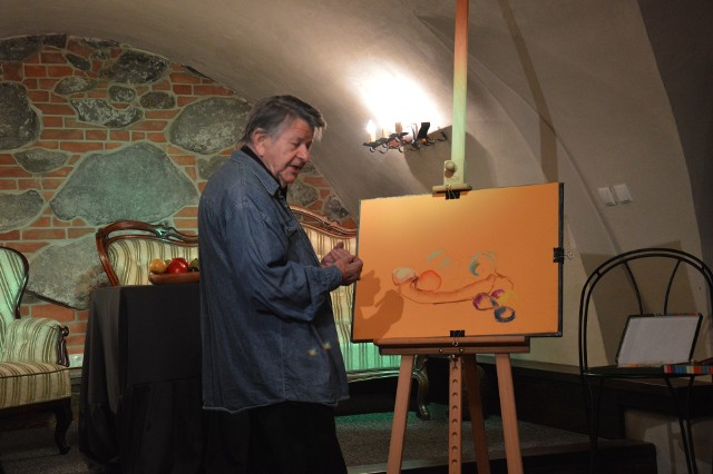 W ubiegłym roku Janusz Trzebiatowski pokazywał malarską kuchnię, tworząc obraz dla Towarzystwa Przyjaciół Hospicjum