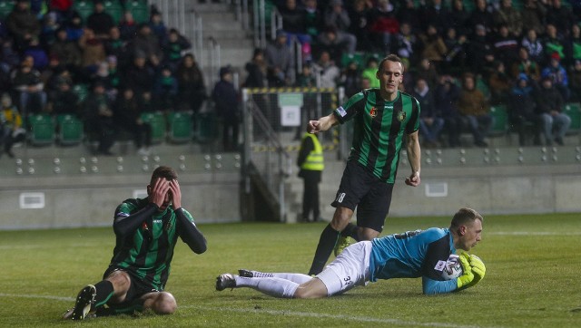 W pierwszym meczu rundy wiosennej 2 ligi Stal Stalowa Wola zremisowała u siebie z Bytovią Bytów 0:0.Zobacz też:• Stal Stalowa Wola zremisowała bezbramkowo na otwarcie nowego stadionu z Bytovią Bytów [RELACJA]• Setki kibiców na otwarciu nowego stadionu 2-ligowej Stali Stalowa Wola [ZDJĘCIA]Legia Warszawa umocniła się na szczycie tabeli PKO Ekstraklasy. W hitowym starciu ekipa ze stolicy wygrała z wiceliderem, Cracovią