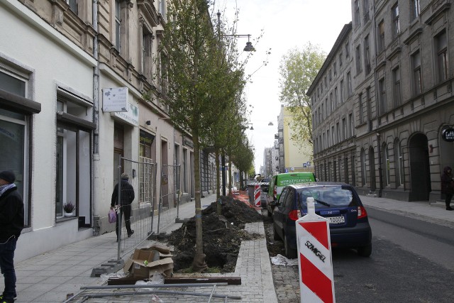 Remont Nawrot w Łodzi dobiega końca. Trwają prace na skrzyżowaniu Nawrot z Sienkiewicza. Sadzą drzewa na Nawrot