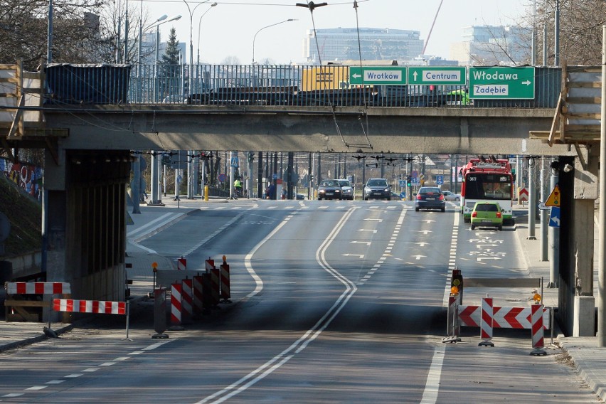 Trudniej będzie przejechać Drogą Męczenników Majdanka. Wąskie gardło przy przejeździe pod wiaduktem kolejowym