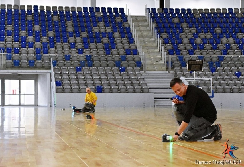 Trwa malowanie parkietu w nowej hali