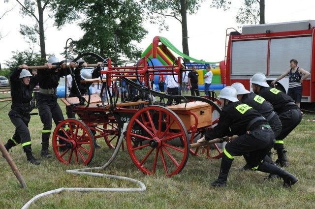 W XII Zawodach Sikawek Konnych na Górnym Śląsku wzięło udział 28 drużyn strażackich. - Niezwykłe w tym zawodach jest to, że strażacy używają sprzętu z pierwszej połowy XX wieku - mówi Joachim Wloczyk, organizator zawodów. - Chcemy pokazać ludziom, jak gasiło się kiedyś ogień, ile trzeba było wysiłku, żeby uruchomić taką sikawkę konną.W kategorii sikawek konnych mężczyzn wygrała OSP Topola Mała. W kategorii sikawek konnych kobiet wygrały organizatorki zawodów OSP Szemrowice. W kategorii sikawek ręcznych mężczyzn I miejsce zajęła OSP Chróścin. OSP Chróścin wygrała także w kategorii sikawek ręcznych kobiet.