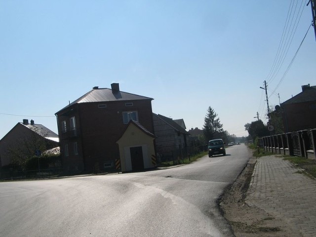 Jedna z tras przecina miejscowość Sokolniki w miejscu rozwidlenia ulicy Sandomierskiej z Furmańską, w pobliżu przydrożnej kapliczki.