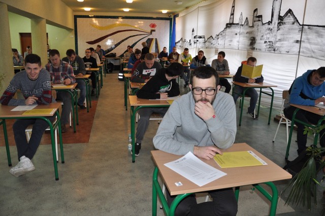 W Zespole Szk&oacute;ł Technicznych i Og&oacute;lnokształcących w Sandomierzu pr&oacute;bną maturę z matematyki pisało 44 uczni&oacute;w z trzech klas.
