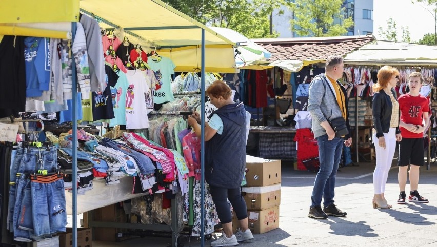 Na największym targowisku miejskim w Toruniu, przy Szosie...