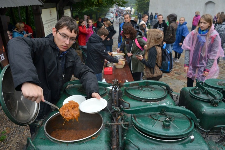 Trzy tysiące pielgrzymów z trzech diecezji dotarło na Święty Krzyż (WIDEO, zdjęcia)