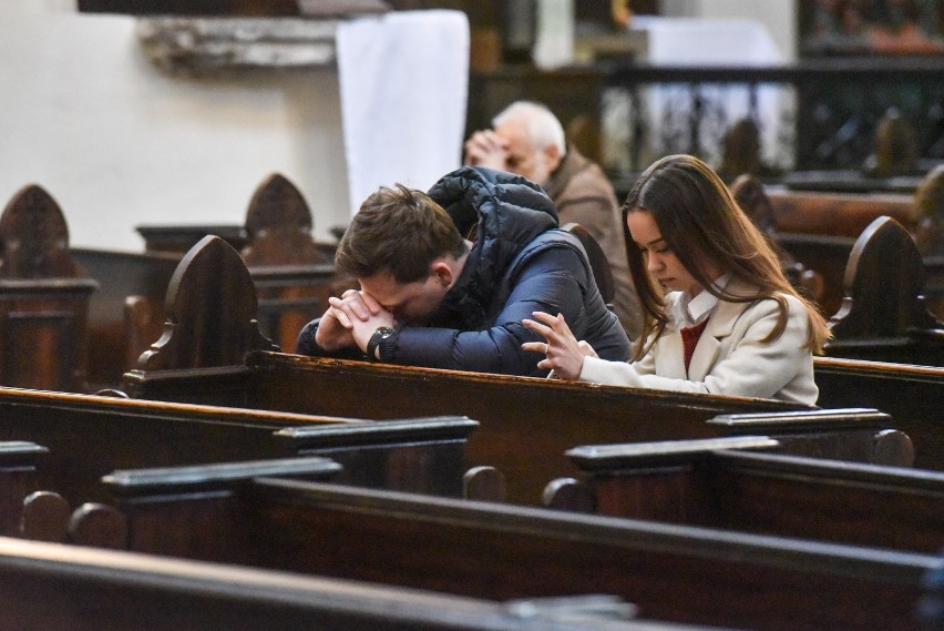 Wierni modlą się w intencji zmarłego papieża Benedykta XVI ZDJĘCIA
