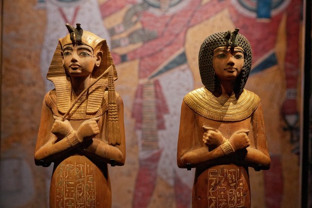 Figurki uszebti faraona Tutanchamona. Po śmierci władcy miały ożyć dzięki magii i służyć mu w zaświatach. Skarby Tutanchamona mają być główną atrakcją nowego Wielkiego Muzeum Egipskiego. Zdjęcie na licencji CC BY-SA 4.0.