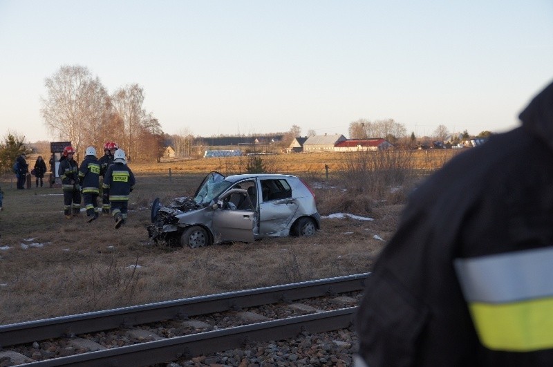 Wypadek w Borsukówce. Pociąg uderzył w samochód. Kierowca uwięziony w środku [FOTO]