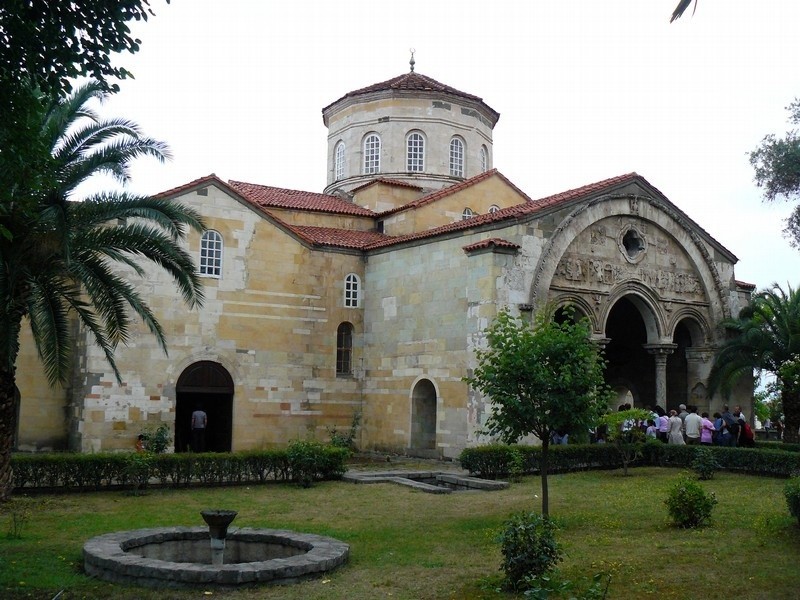 Kościół Hagia Sophia w Trabzonie wybudowano w latach...