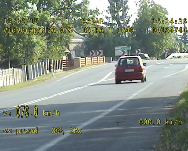Videorejetrator wskazał przekroczenie prędkosci, policjanci zatrzymali opla do kontroli. Od kierowcy poczuli alkohol