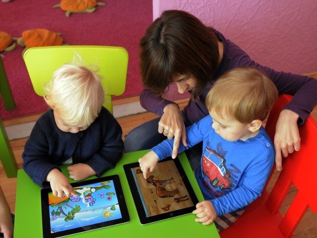 W"Akademii Małego Europejczyka&#8221; Joanna Kamińska uczy Marcelinkę i Mateusza obsługi iPadów