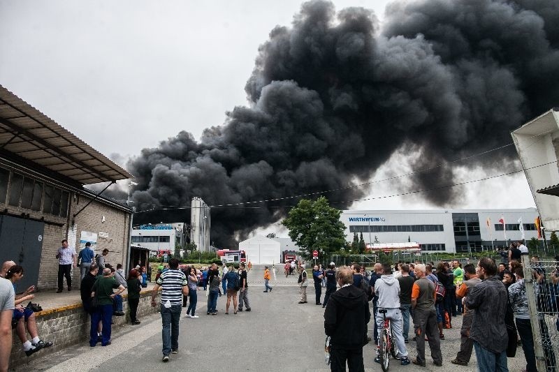 Pożar na Dąbrowskiego. Urząd Miasta Łodzi apeluje: ,,Nie otwierajcie okien!"