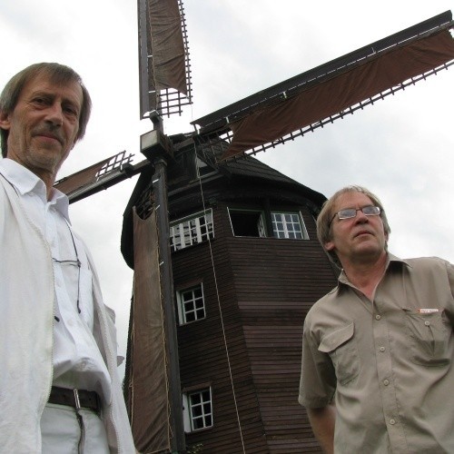 Adam Turecki (z lewej) i Krzysztof Kulesza są dumni ze swojego wiatraka