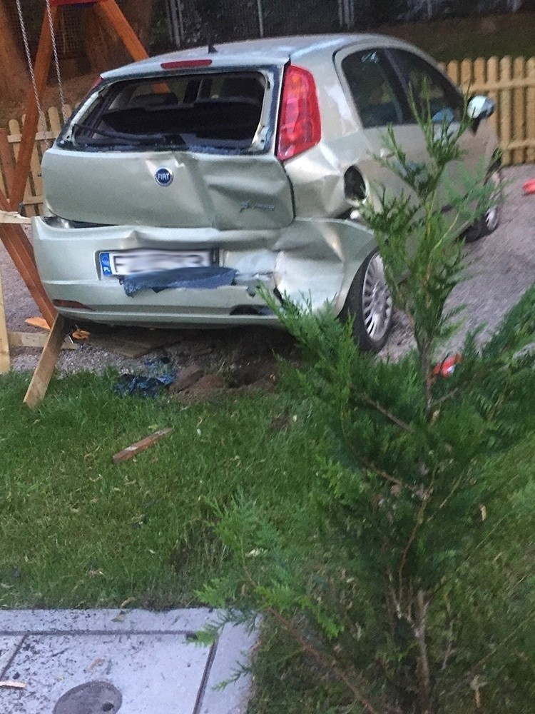Jeden z uderzonych samochodów przebił się przez ogrodzenie i...