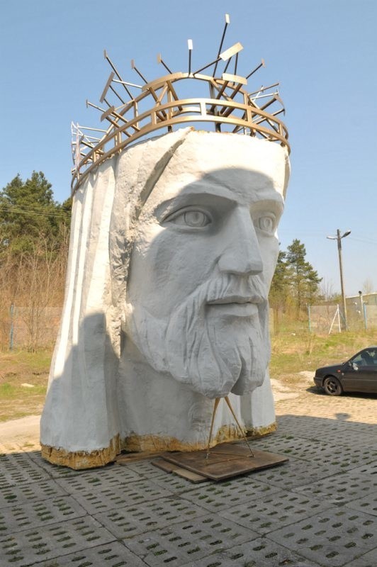 Głowa jest biała jak śnieg i właśnie taki kolor będzie miał cały pomnik Chrystusa Król