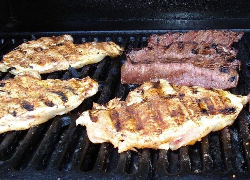 Mięso na grilla trzeba wcześniej odpowiednio przygotować.