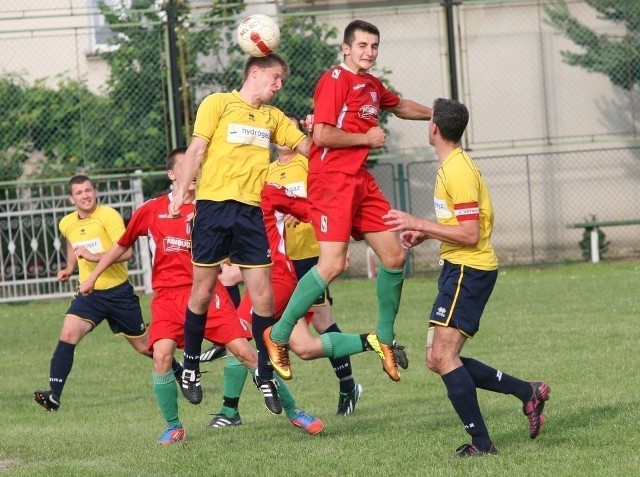 W Skopaniu piłkarze Wisanu (w żółtych koszulkach) niespodziewanie, ale zasłużenie pokonali lidera tabeli i fety z okazji awansu niżan nie było.