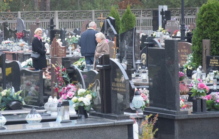 Mieszkańcy Białobrzegów porządkują groby na cmentarzu. Mimo...