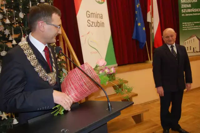 Burmistrz Artur Michalak dziękował swemu poprzednikowi: - Epoka Ignacego Pogodzińskiego jeszcze się w Szubinie nie skończyła. A jak się skończy, to będzie się o niej mówiło tylko dobrze...