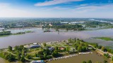 Wysoki stan wody w Wiśle w powiecie sandomierskim. Stany ostrzegawcze w Sandomierzu i Zawichoście [ZDJĘCIA Z DRONA]