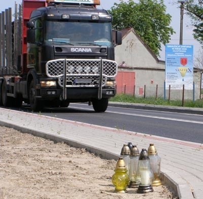 Choć do śmiertelnego potrącenia doszło dziesięć dni temu, to mieszkańcy Jędrzychowic nadal zapalają w feralnym miejscu znicze.