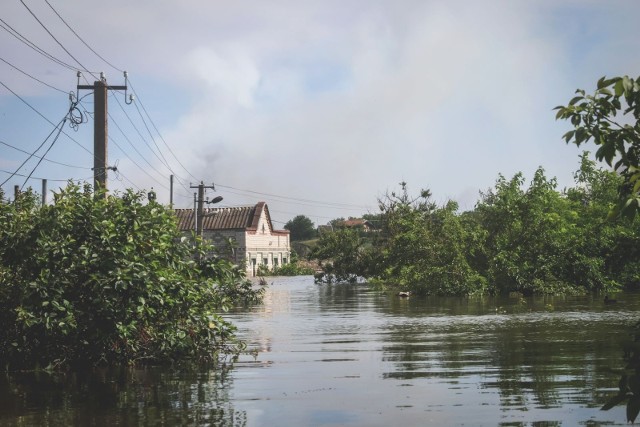 Po zniszczeniu tamy elektrowni wodnej wiele domów w osiedlach Dnepryan i Korsunka w pobliżu Nowej Kachowki znalazło się w strefie powodziowej