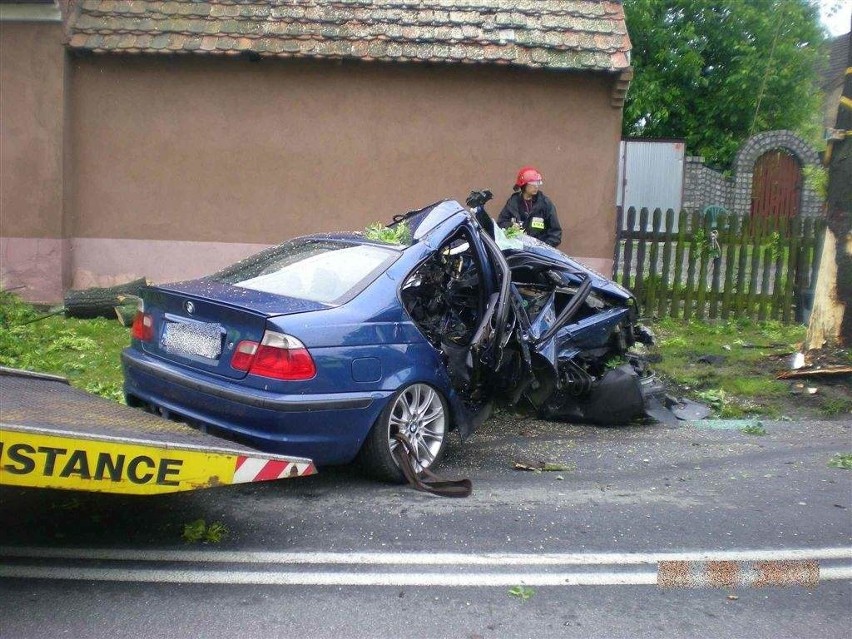 Wypadek w Zielinie. BMW uderzyło w drzewo.