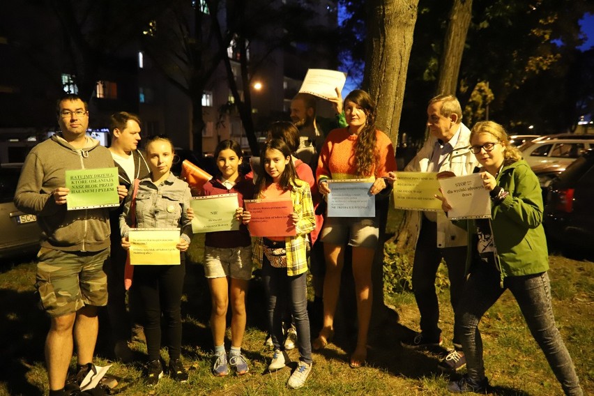 Mieszkańcy ul. Zgierskiej bronią drzew przed wycinką. Zbierają podpisy, by je zachować. Zorganizowali protest w obronie drzew ZDJĘCIA