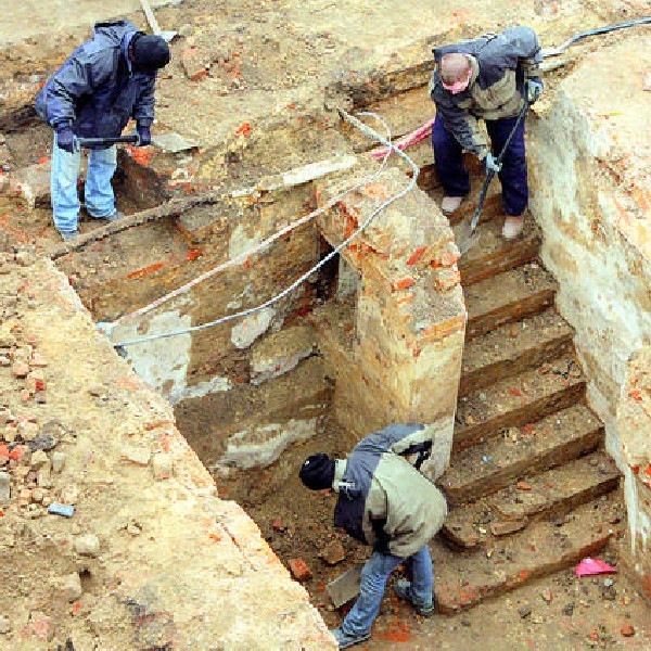 Odkryte przez archeologów piwnice przy Kaskadzie były puste, bo Niemcy rozbierając w 1940 roku kamienice przy ulicy Jatki, ogołocili pomieszczenia