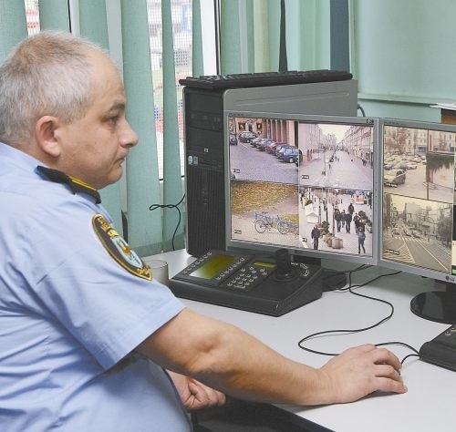 St. insp. Włodzimierz Kęs obserwuje ulice na monitorach w komendzie opolskiej straży miejskiej.  Nocą kamery cierpią na kurzą ślepotę.