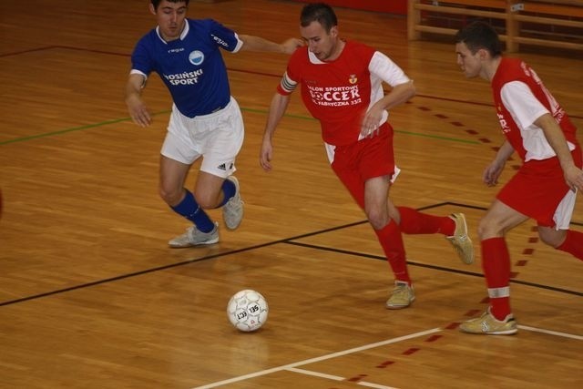 Futsaliści MOKS (czerwone stroje) nie bez kłopotów wygrali z KS Mosina
