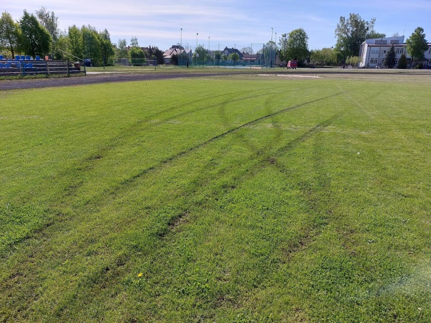 Sypniewo. Płyta boiska na gminnym stadionie zniszczona przez wandali 18-19.05.2022. Zdjęcia