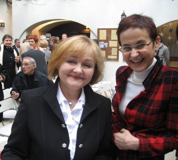 Dyrektor muzeum Urszula Rzepiela (z lewej) odbiera gratulacje od poseł Janiny Okrągły.