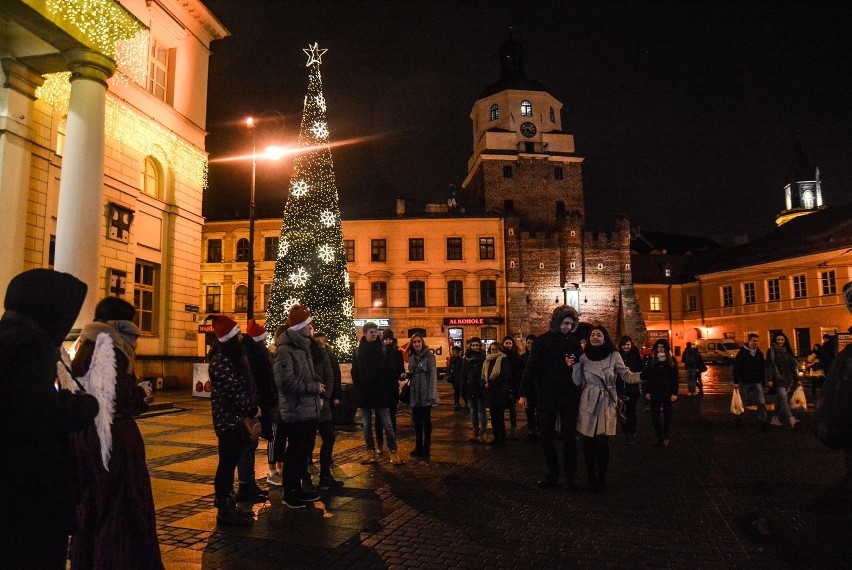 Pod lubelskim ratuszem rozbłysła świąteczna choinka (ZDJĘCIA, WIDEO)