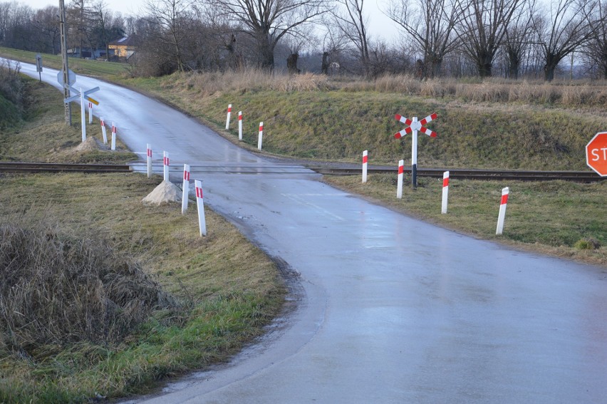 Uniejów Rędziny. Przejazd przez tory kolejowe może zostać zamknięty