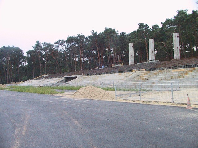 To już prawie 18 lat. Tyle minęło od otwarcia stadionu w Kozienicach. Gdy w 2004 obiekt otwierano, był to jeden z najnowocześniejszych stadionów w Polsce i na pewno najlepszy w regionie radomskim. Grała na nim drużyna MG MZKS Kozienice, odbywały się też prestiżowe imprezy lekkoatletyczne. Stadion powstał dzięki zaangażowaniu Henryka Zmitrowicza, zmarłego niedawno dyrektora KCKiS. NA KOLEJNYCH SLAJDACH ZDJĘCIA Z BUDOWY Z ROKU 2004. ZNAJDZIECIE TEŻ ZDJĘCIA KIBICÓW I FOTKI POPRZEDNIEGO STADIONU W KOZIENICACH - ===>> KLIKNIJ NASTĘPNE