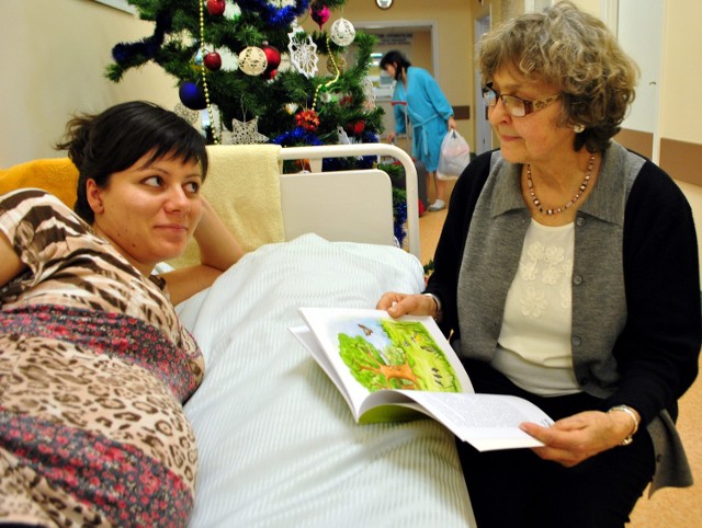 Alicja Barton przez kilka dni w tygodniu odwiedza w szpitalu przyszłe mamy. Siada przy każdej z nich, czyta bajki i śpiewa.