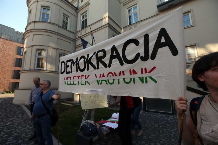 Solidarnościowy protest przed konsulatem węgierskim w Krakowie